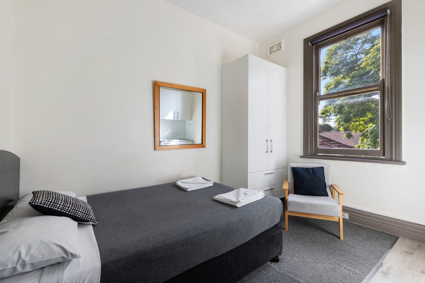 Double room at Falcon Lodge with a desk and kitchenette